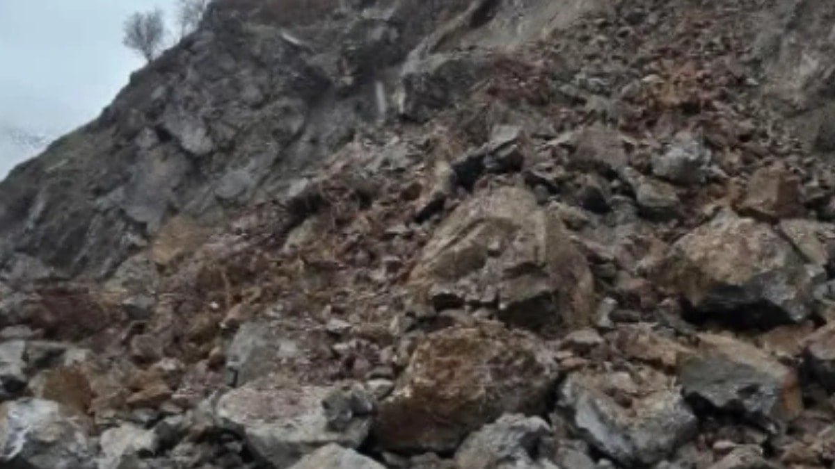 Şırnak’ta kaya düştü, köy yolu ulaşıma kapandı