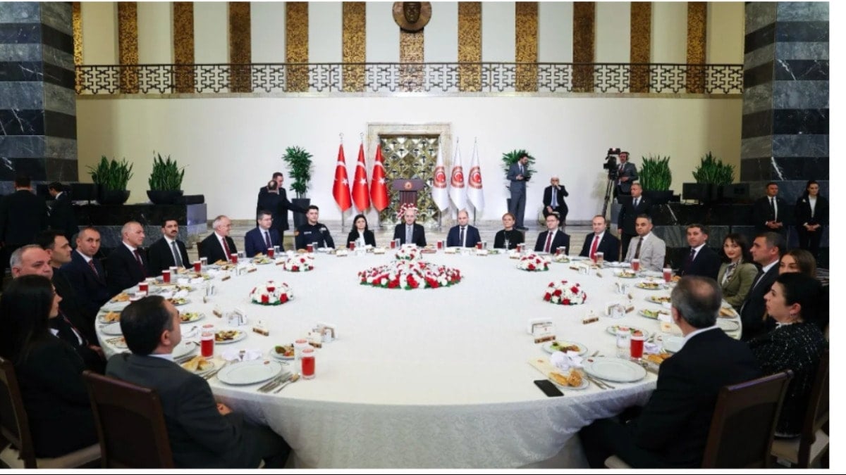 Meclis iftarında dikkat çeken kare