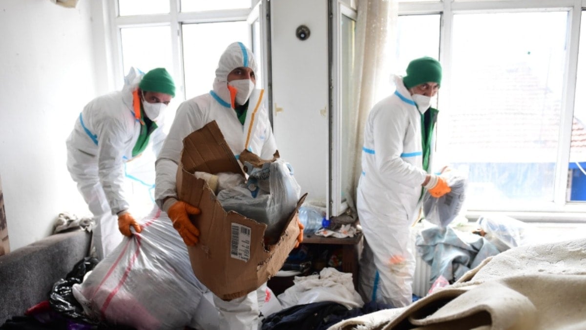 Evden çöpleri çıkarmaları için mahkemeye başvurdular