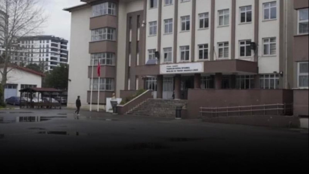 İstanbul'da bir lisede dehşet! Öğrencisinin bıçakladığı öğretmen kurtarılamadı