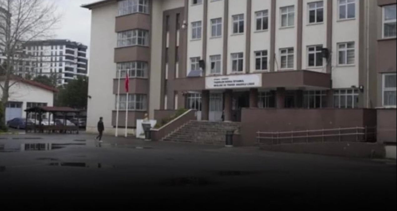 Disiplin cezası nedeniyle cinnet geçiren öğrencinin bıçakladığı öğretmen kurtarılamadı