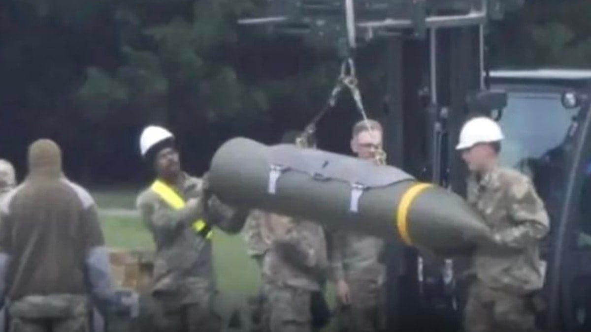 İran'ı vuracak silahlar yola çıktı! Görüntüler İngiltere'de çekildi