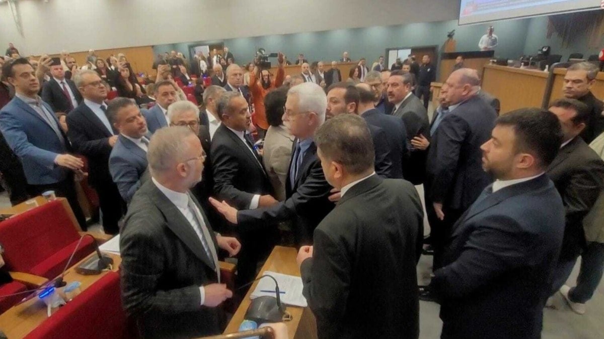 Büyükşehir Meclisi karıştı: CHP ve AKP grubu karşı karşıya geldi