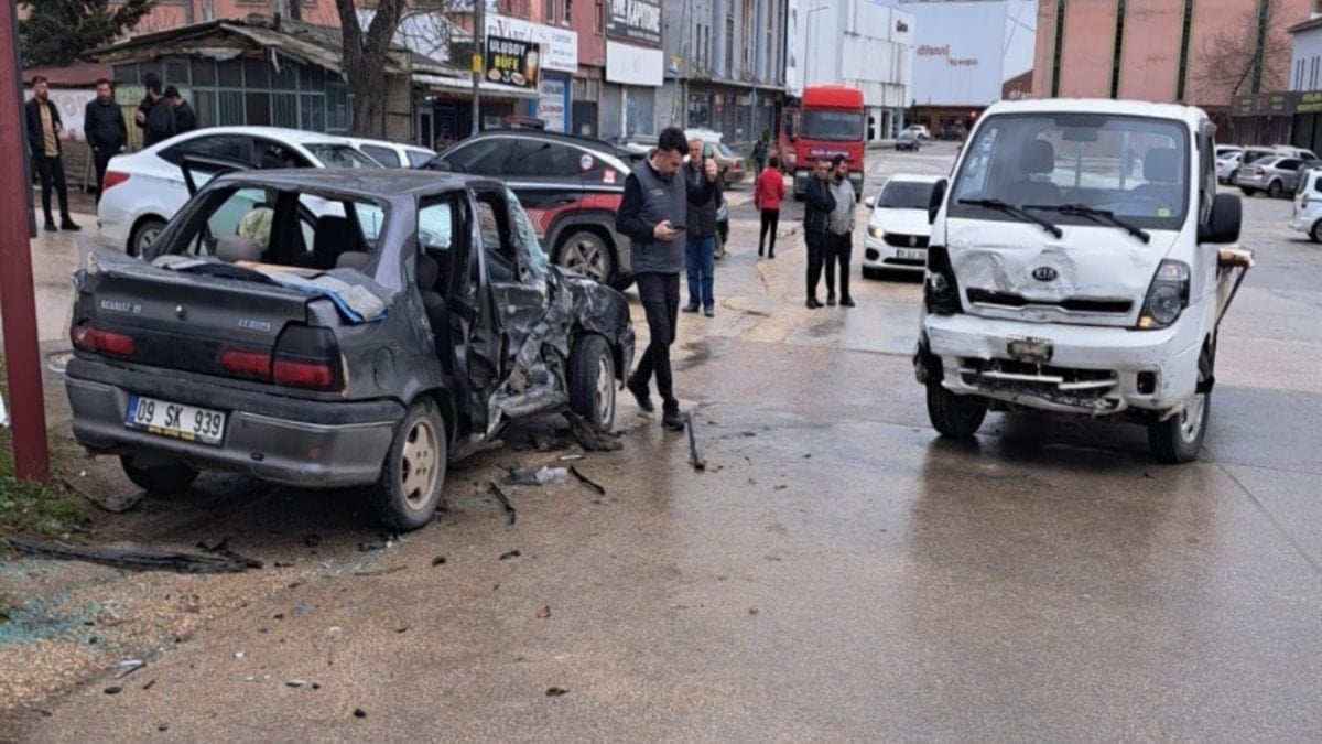Bursa'da kamyonet ile otomobil çarpıştı; 2'si bebek 9 yaralı