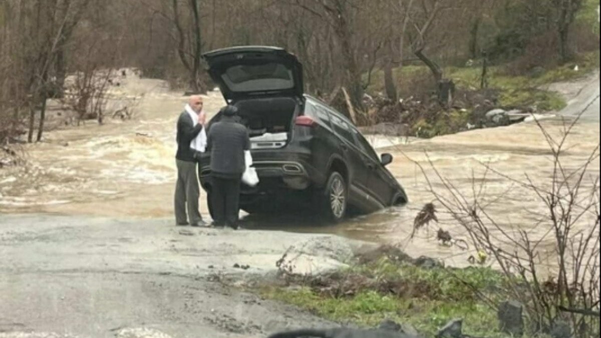 Çanakkale’de sağanak nedeniyle köy yolu kapandı, otomobil suya kapıldı