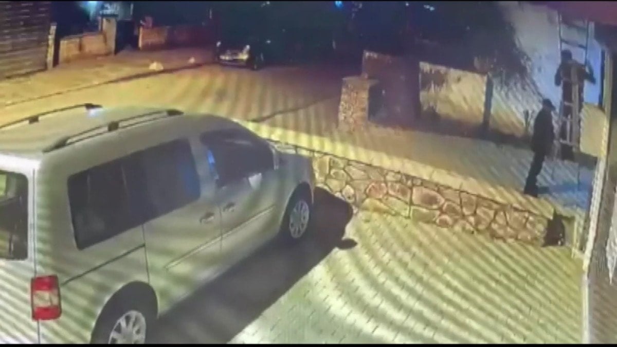 Kadıköy’de "merdivenli" dehşet: Yaşlı kadını bağlayıp kasayı boşalttılar!