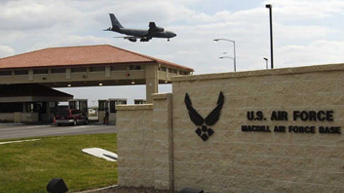 Florida'da alarm: Hava üssü giriş ve çıkışlara kapatıldı