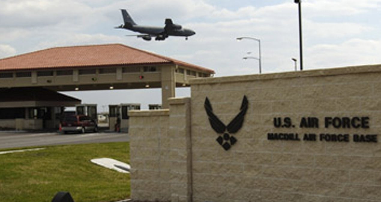 Florida'da alarm: Hava üssü giriş ve çıkışlara kapatıldı