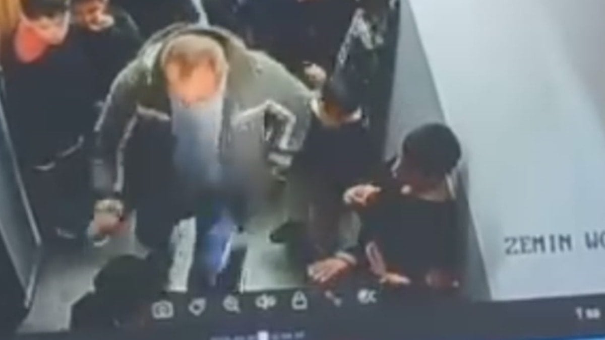 8 yaşındaki çocuğa kar topu attı diye saldırmış! Okul koridorunda dehşet saçan velinin gerekçesi ortaya çıktı