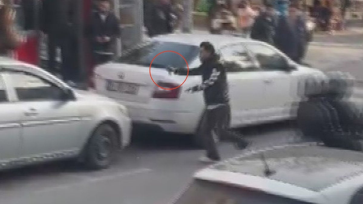 Elindeki bıçakla etrafa rastgele saldırdı