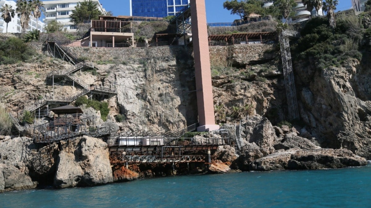 Dünyada benzeri olmayan falezlerde 26 noktada kaçak yapı tespit edildi