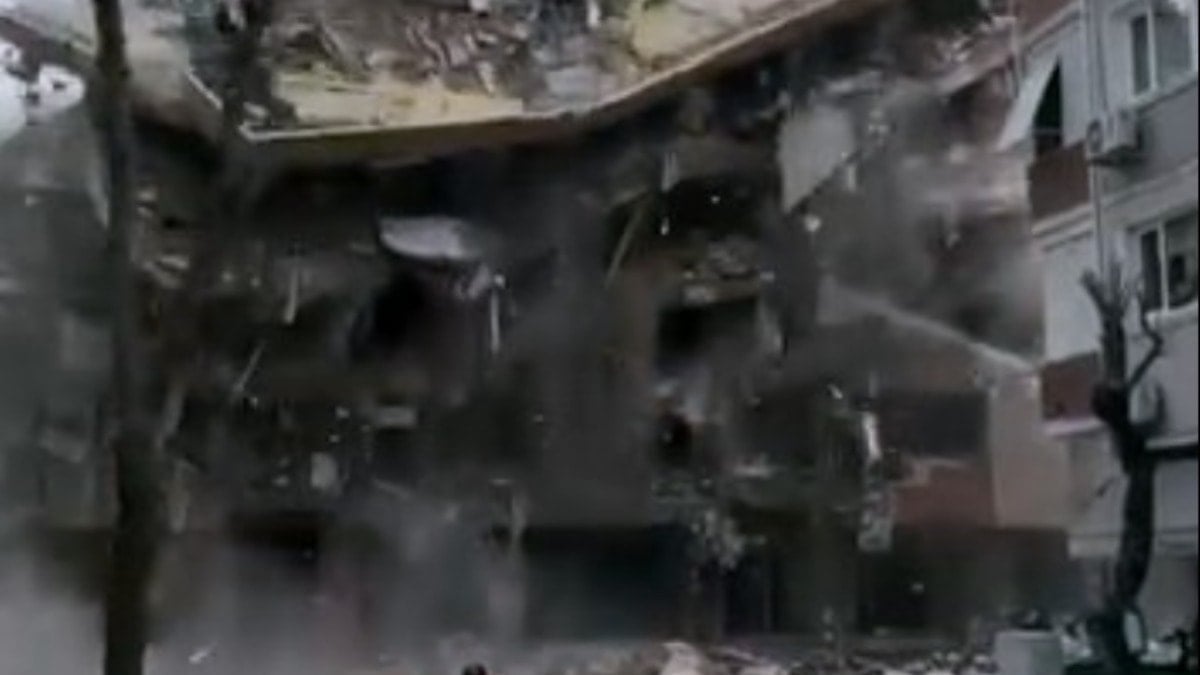 Avcılar’da panik! 5 katlı bina yıkım sırasında çöktü