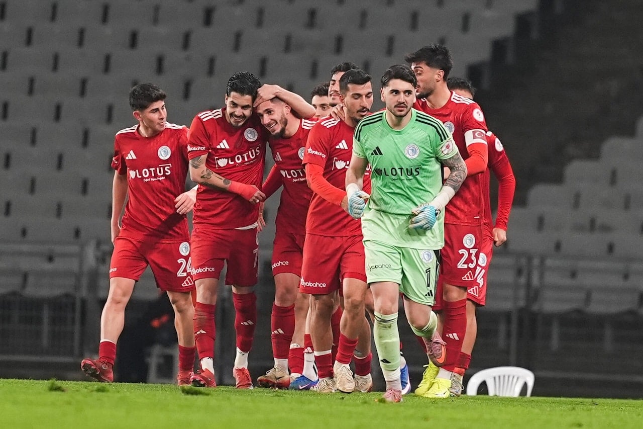 Kupada sürpriz! El ele veda ettiler