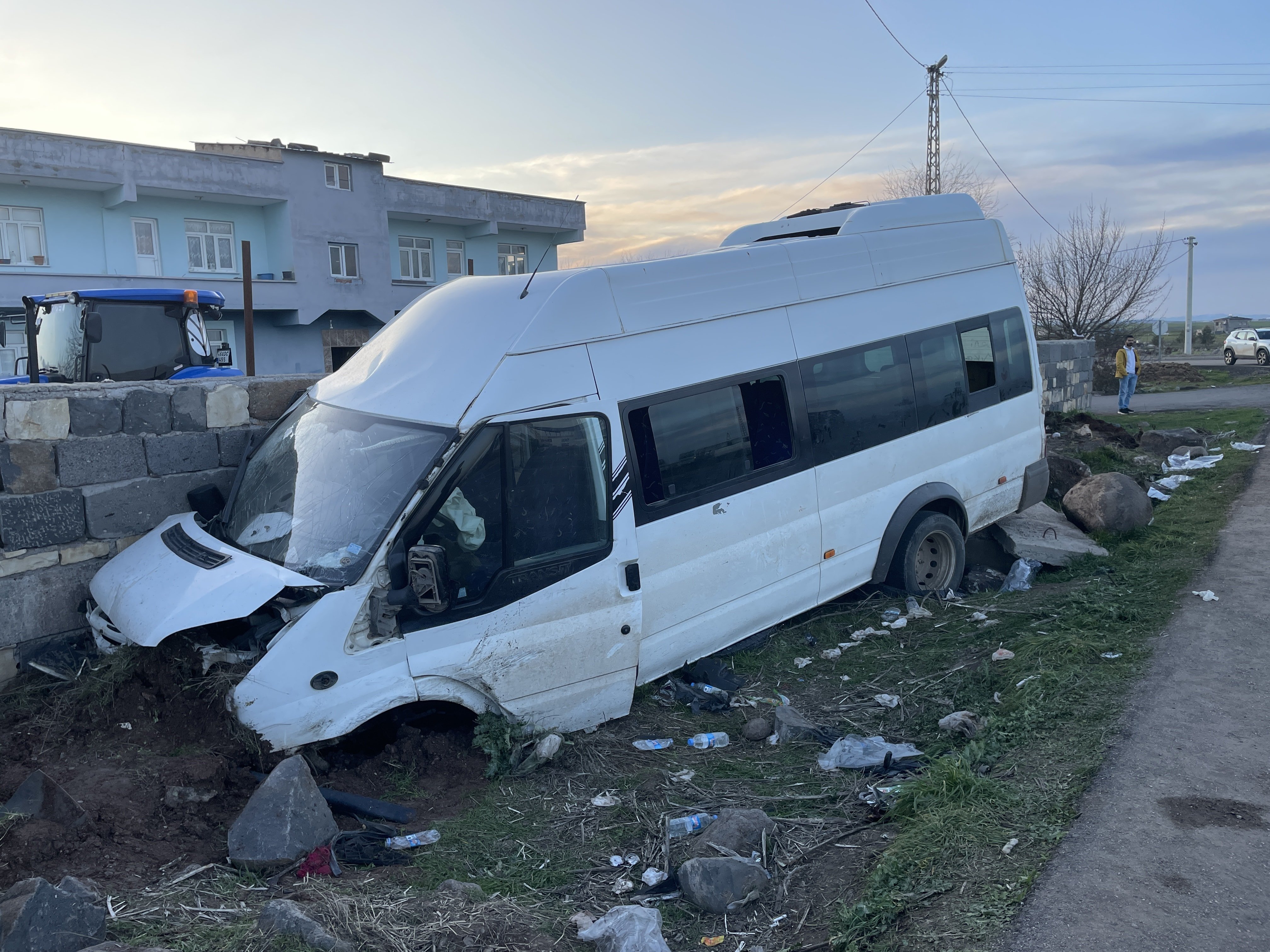 Kontrolden çıkan minibüs, bahçe duvarına daldı
