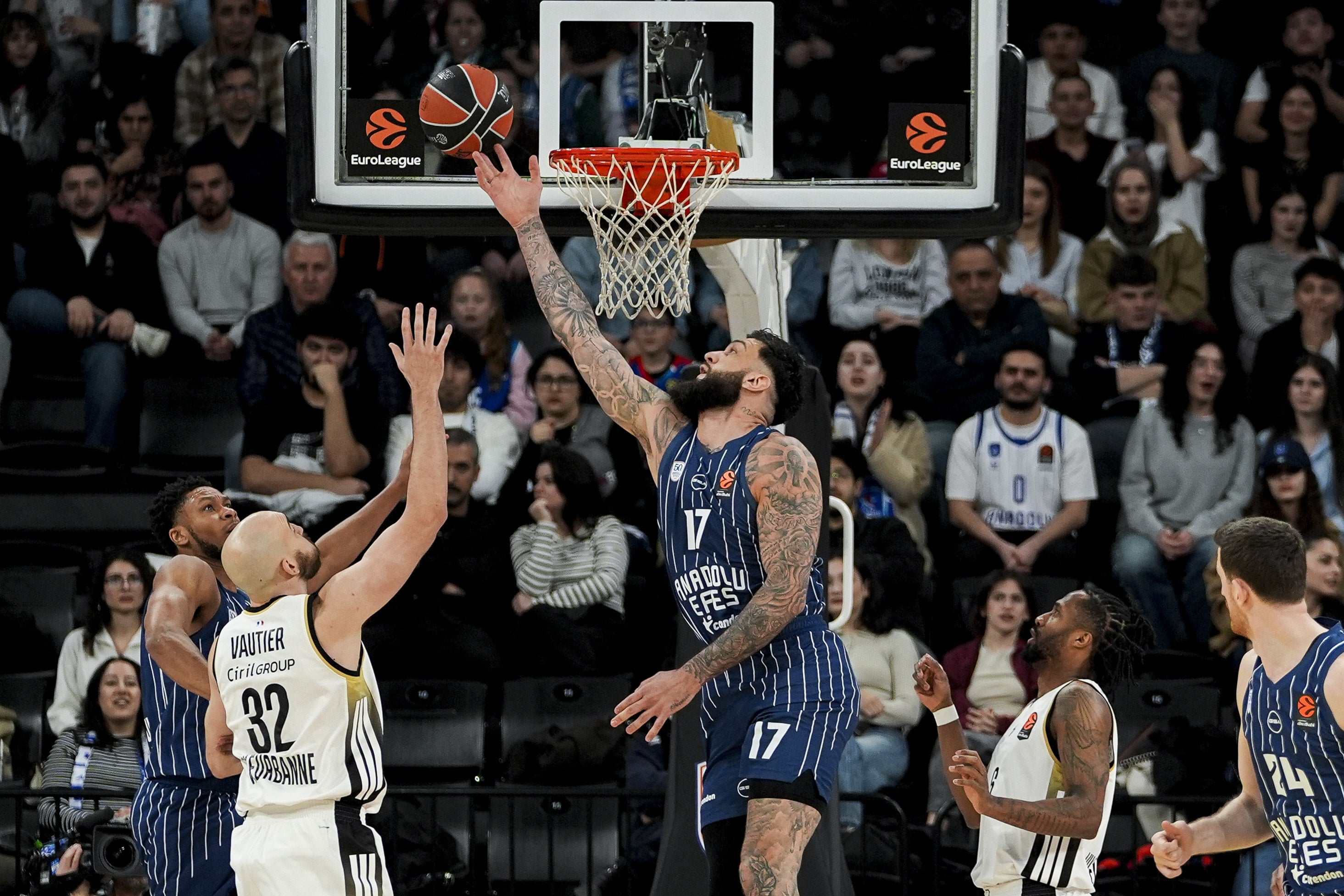 Anadolu Efes evinde son sıradaki rakibine yenildi