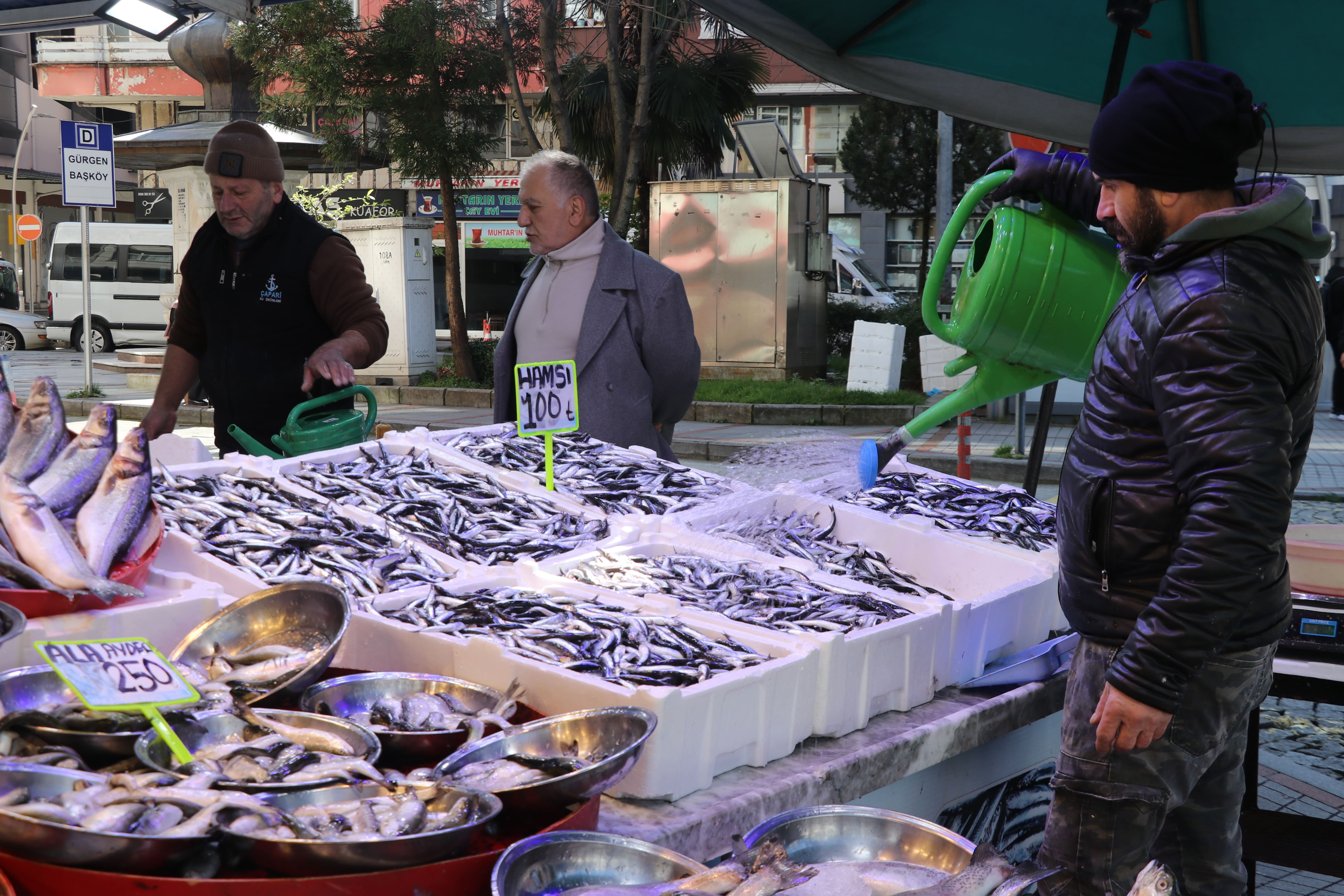 Balık tezgahına gelen ilk o balığı soruyor: Kilosu 100 liradan kapış kapış satılıyor