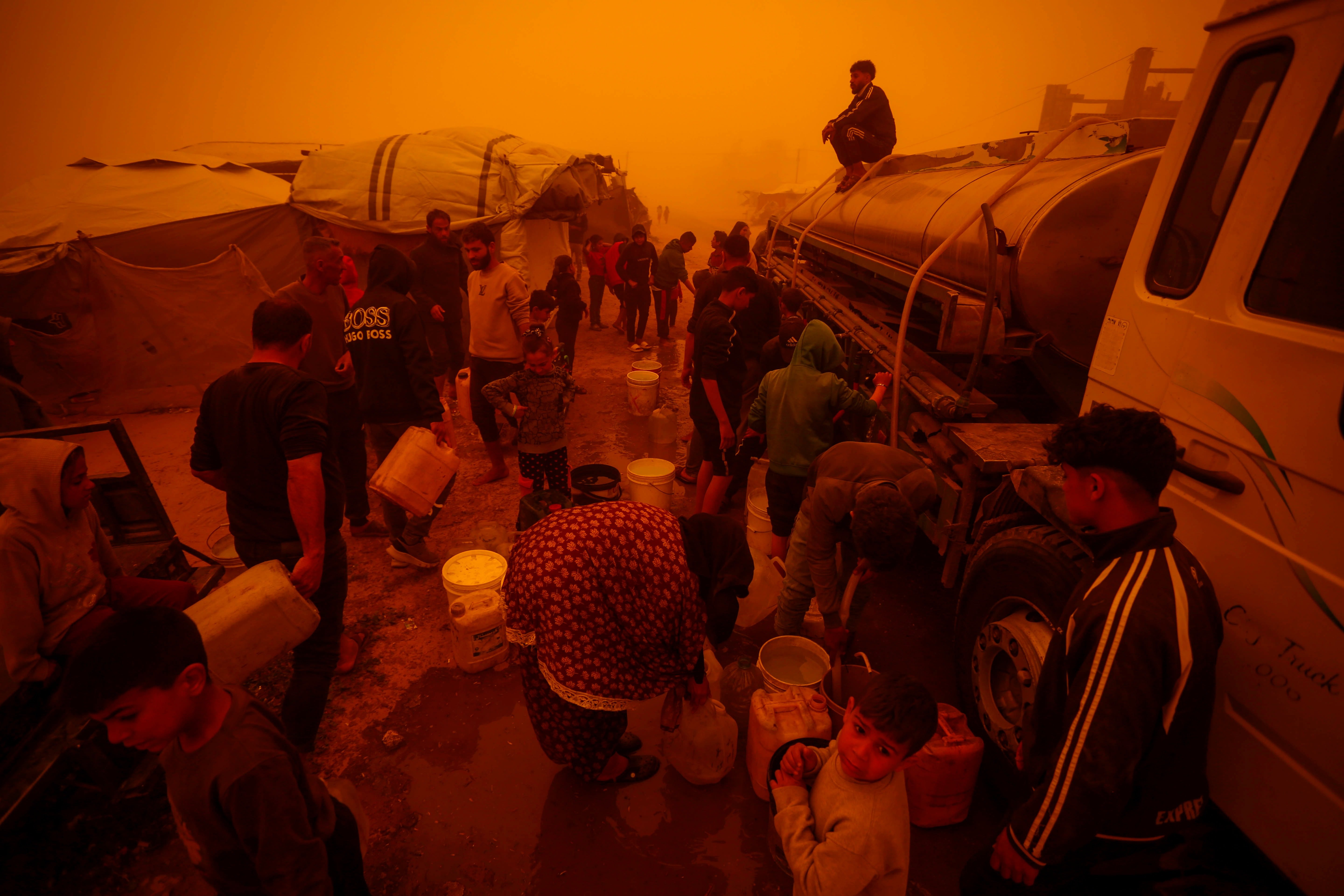 Tüm ülkede göğün rengi değişti: Bombalar bitti, fırtına başladı