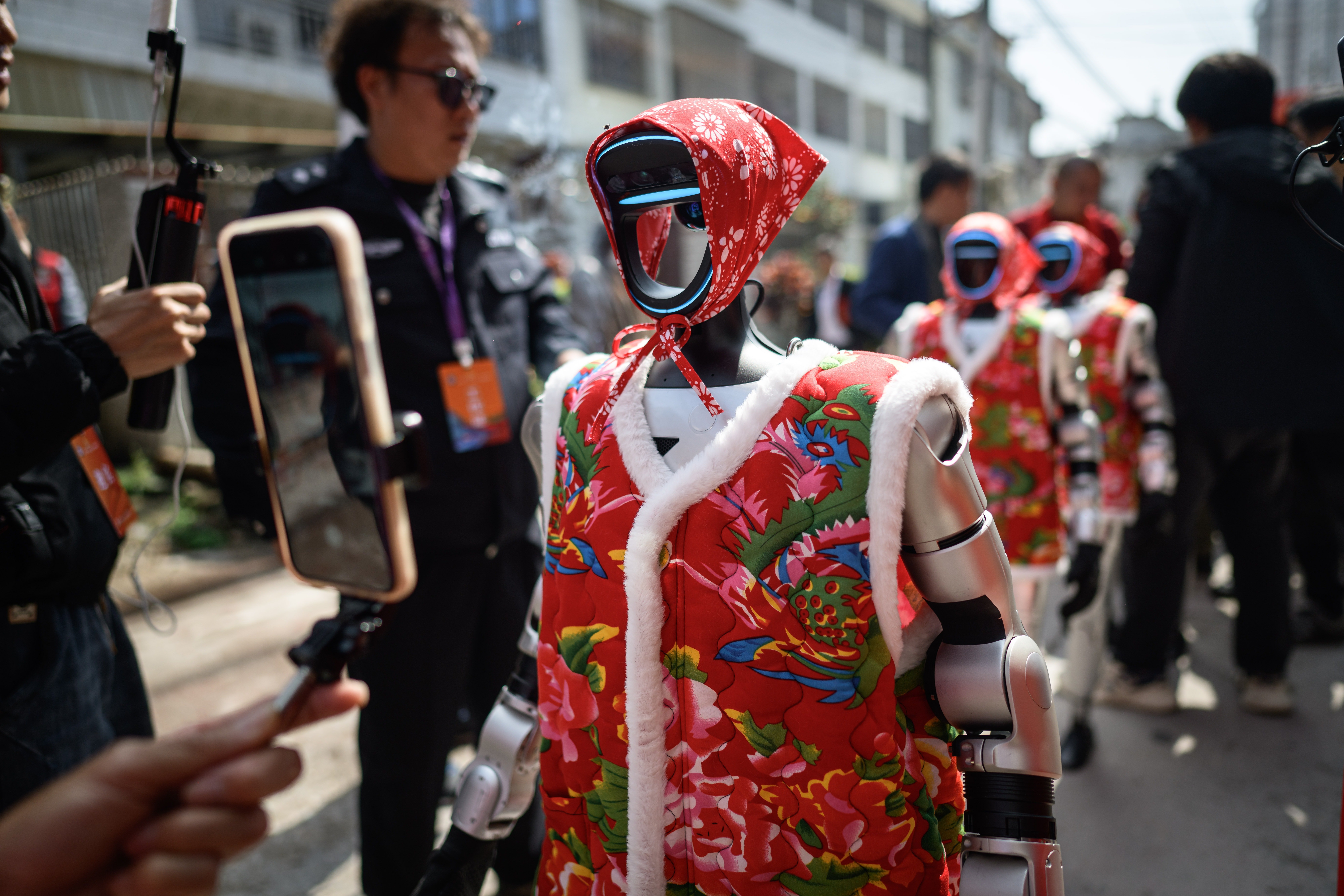 Robotlar ve insanlar birlikte sokağa çıktı: İşte 'yeni dünya'