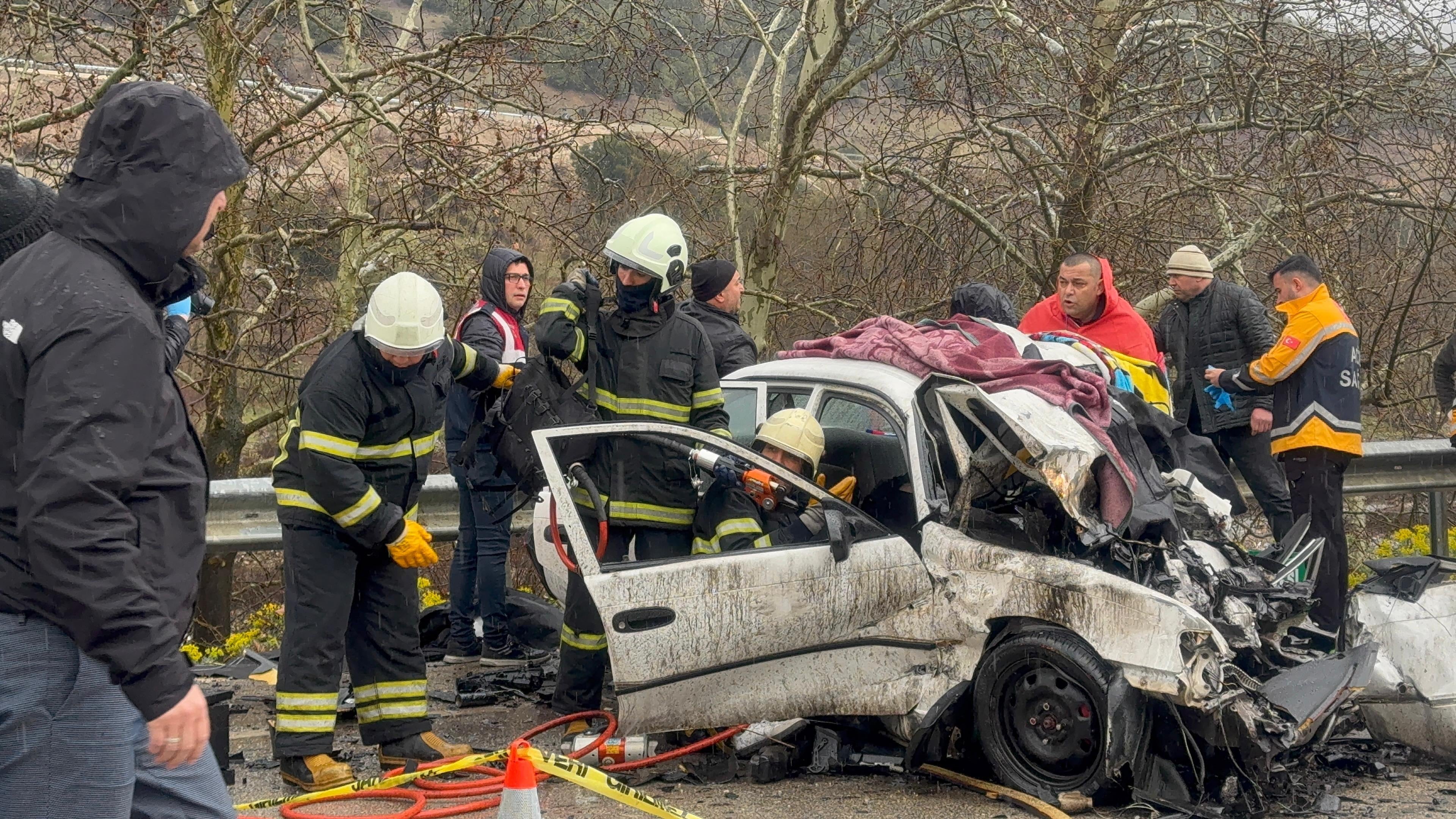 Isparta'da otomobiller çarpıştı: 2 ölü, 1 yaralı