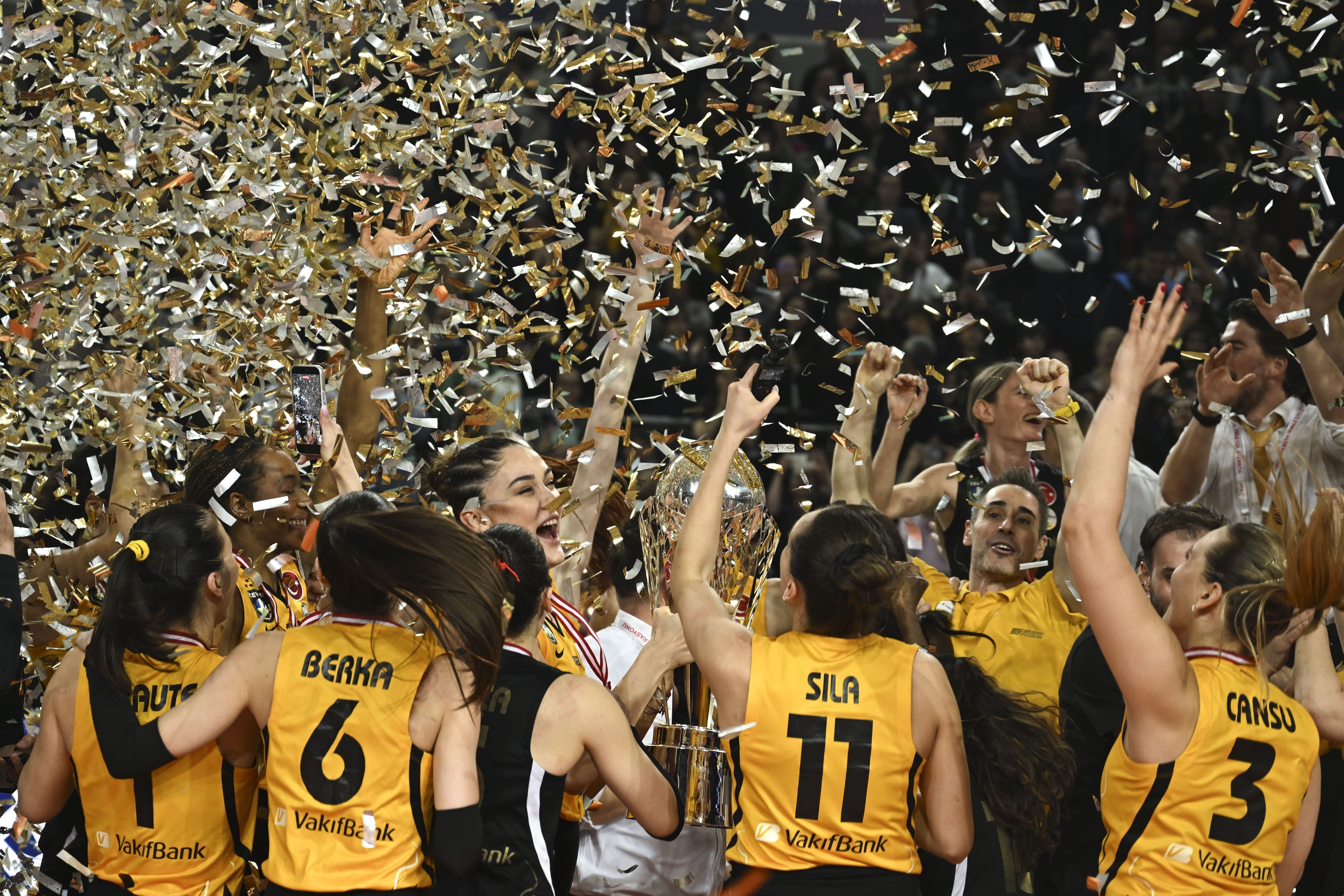 Kadınlar Kupa Voley'de tarihe geçen şampiyonluk