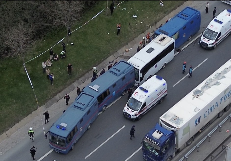 İstanbul'da 4 cezaevi nakil aracı birbirine girdi: Yaralılar var