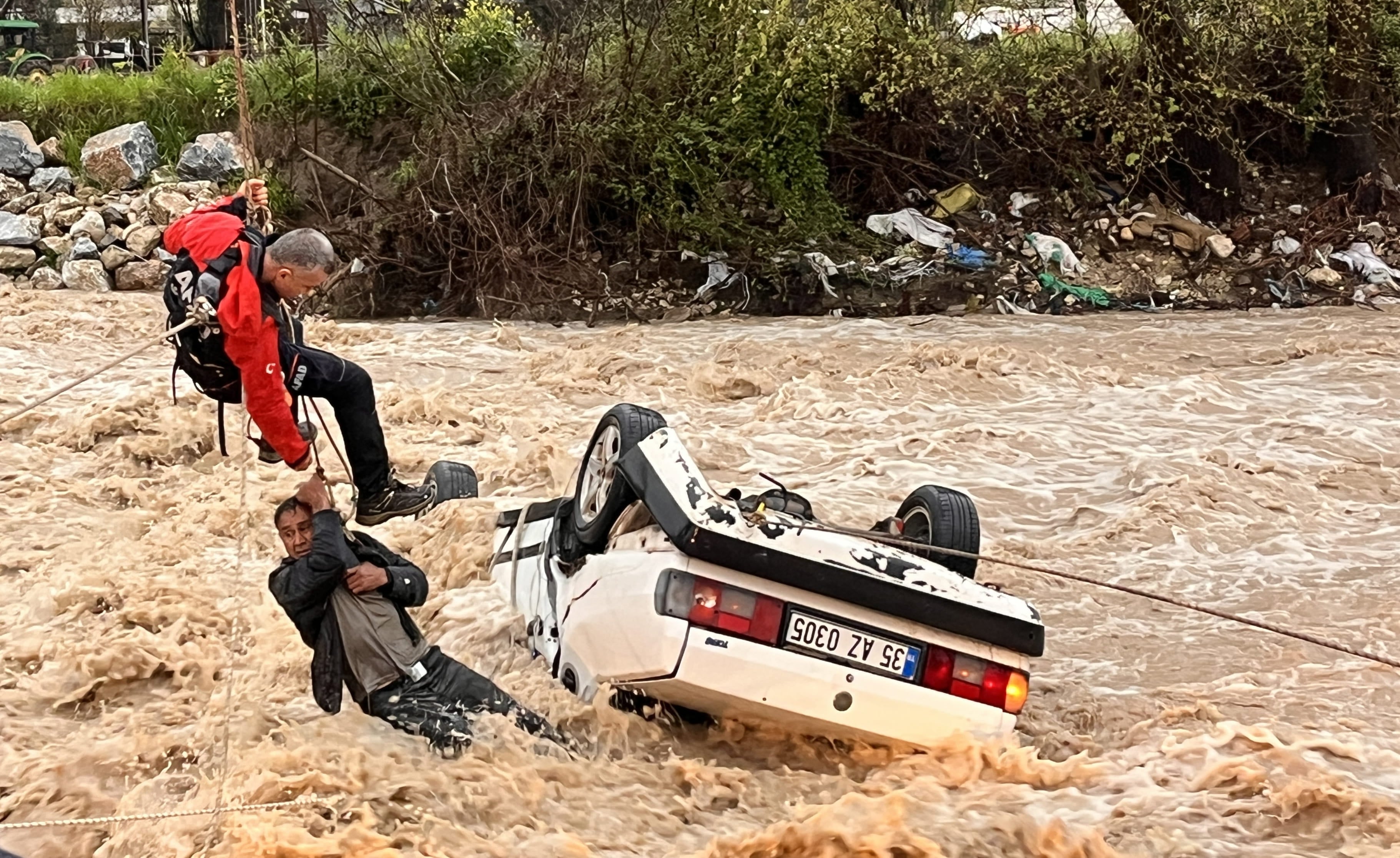 Sele kapılan araçta can pazarı; 1 kişi öldü