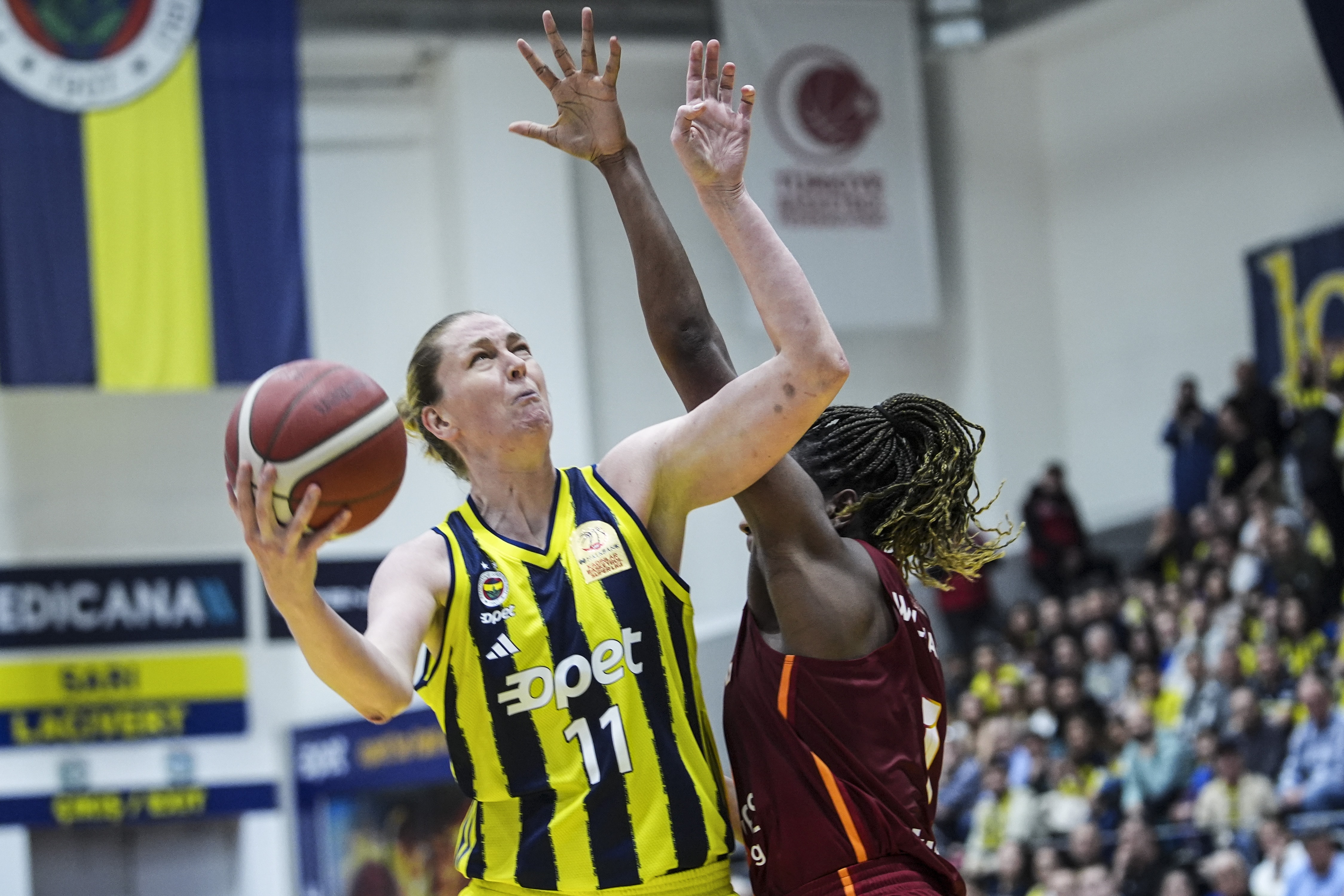 Derbiyi kazanan Fenerahçe Opet seride öne geçti