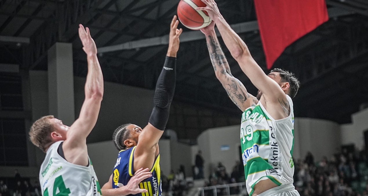 Bursaspor Basketbol evinde Fenerbahçe Beko'yu mağlup etti