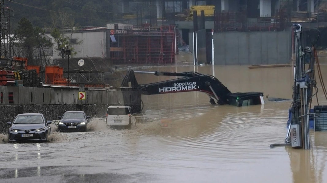 İstanbul'da sağanak felaketi: Yollar kapandı, araçlar mahsur kaldı