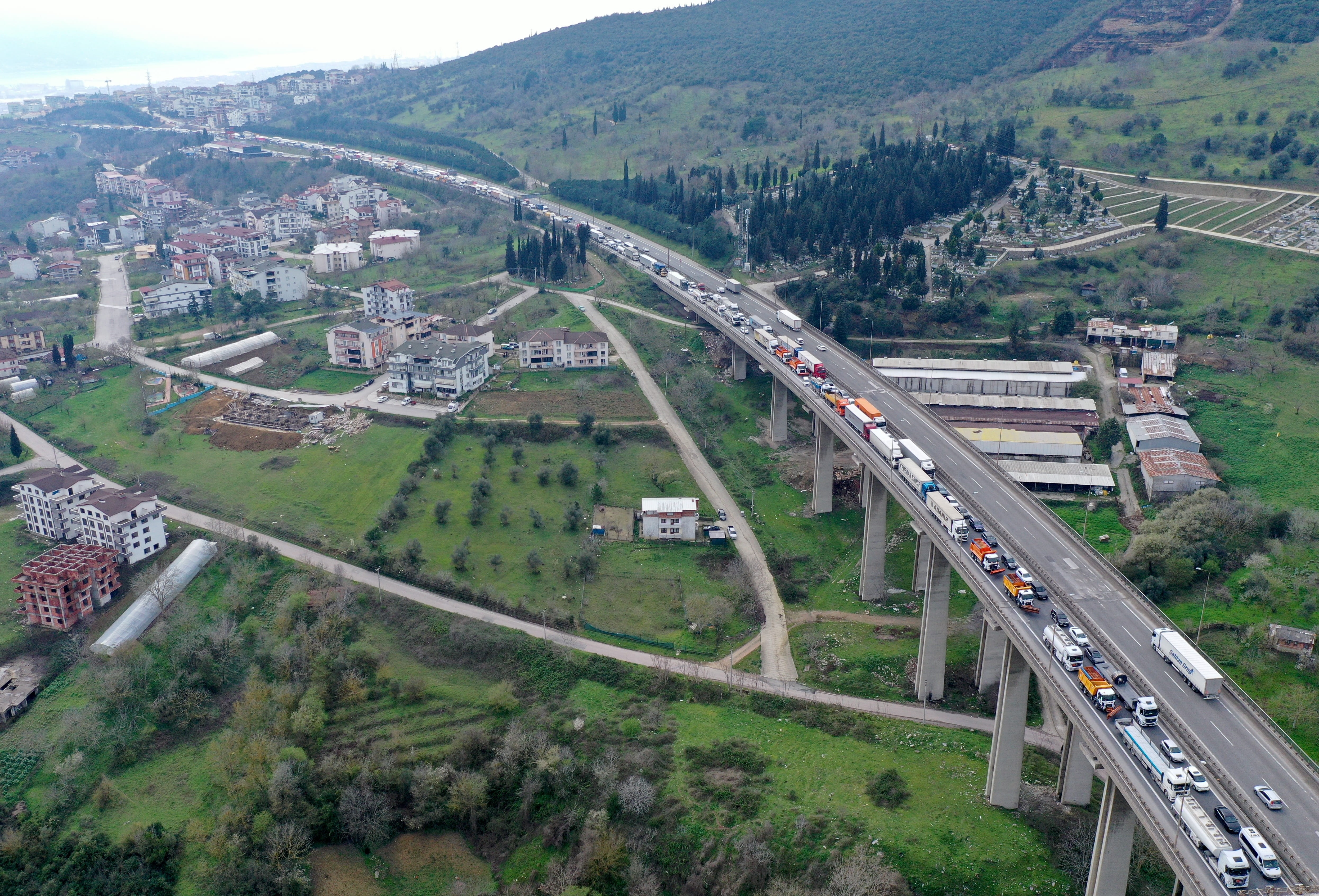 Kocaeli'nde 4 araç birbirine girdi; trafik kilitlendi