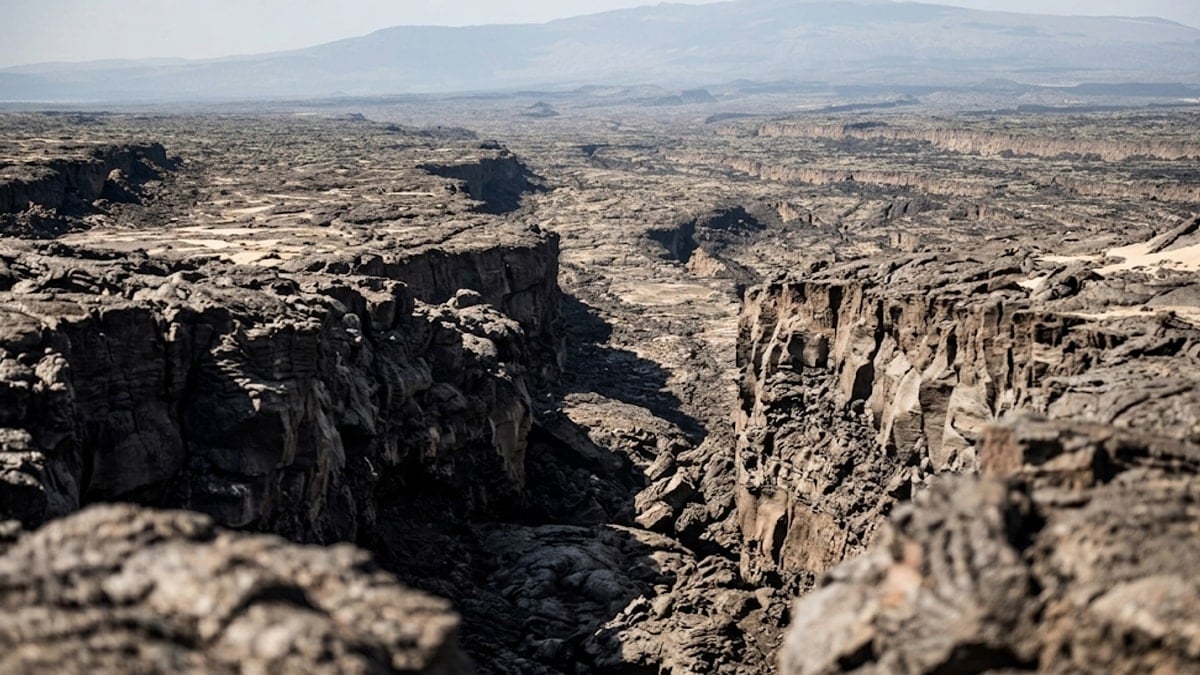 Yerin altı bir anda fermuar gibi açılmaya başladı: İkiye ayrılıyor 