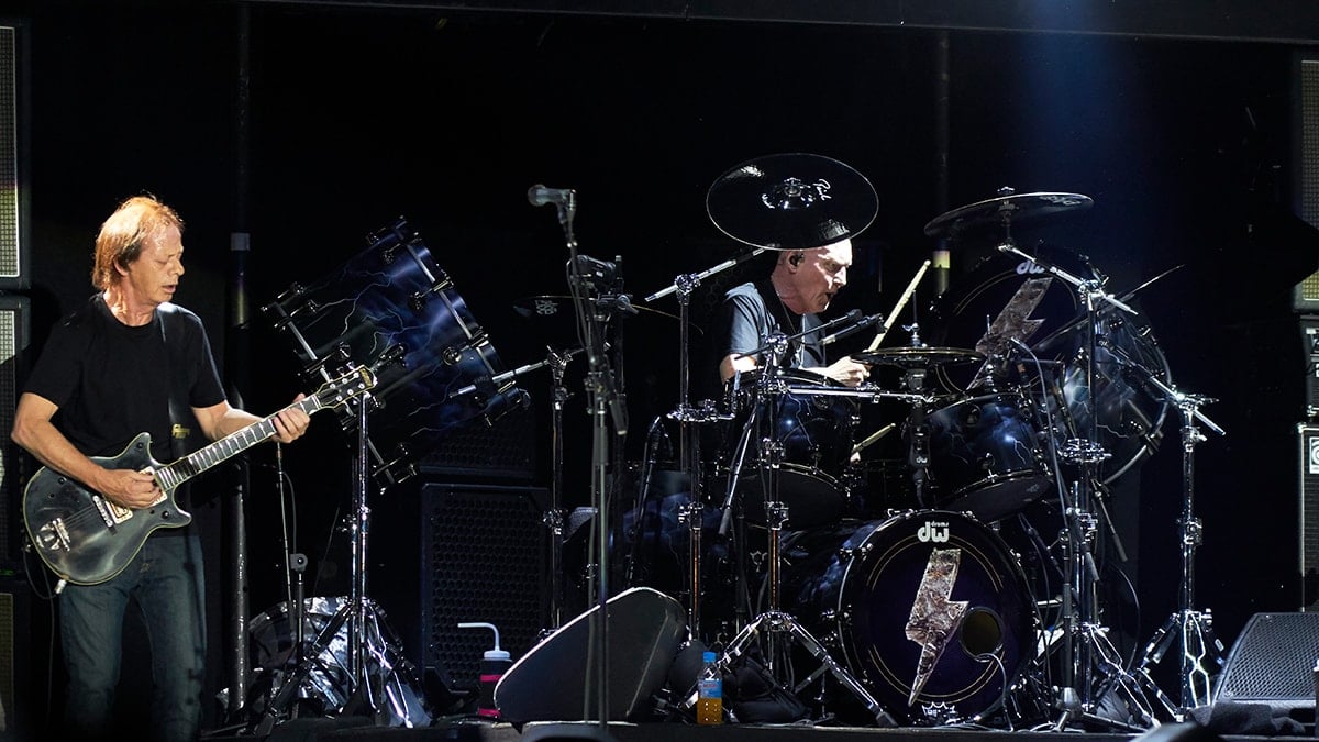 Rock grubu AC/DC'nin gitaristi Arjantin'de hastaneye kaldırıldı