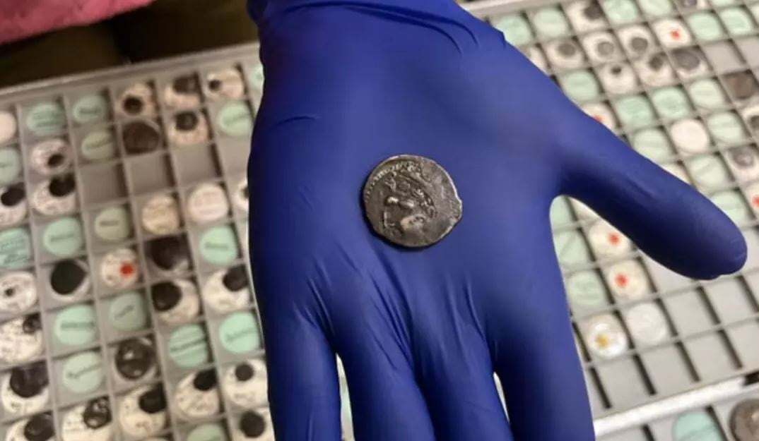 Elindeki madeni para 2.000 yıllık hazine çıktı