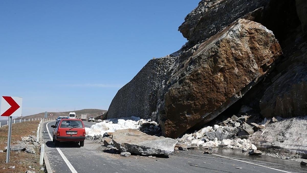 Bitlis'te kaya parçalarının kapattığı yol açıldı