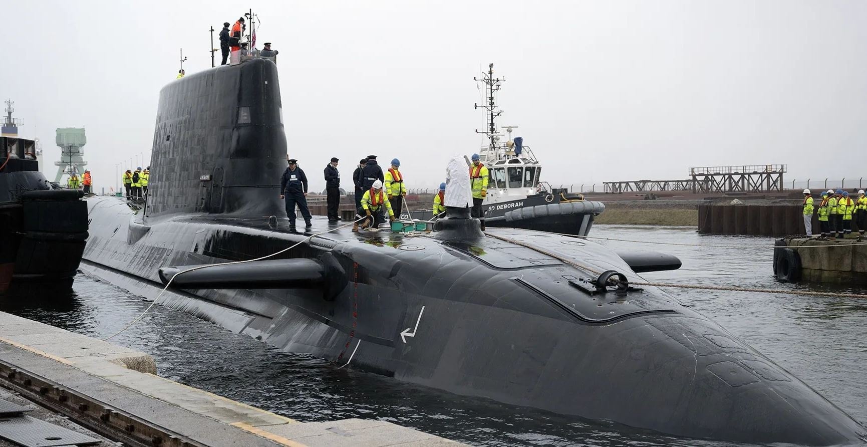 100 metre uzunluğundaki 7.800 tonluk dev denizaltı Umman Denizi'ne konuşlandırıldı