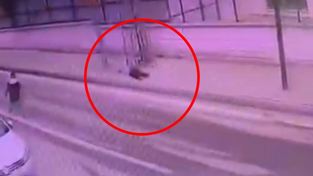 Elektrik direğinden kopan kabloya temas edince akıma kapıldı