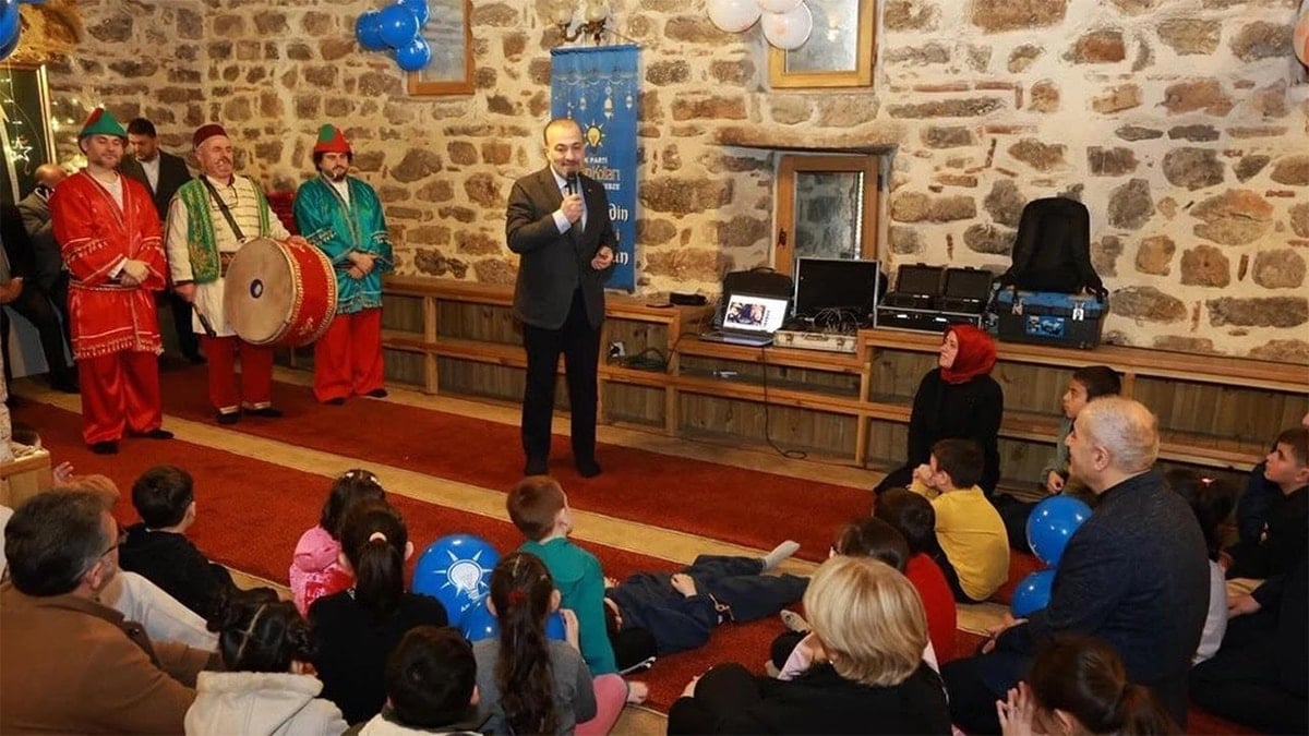 İbadethanede parti bayrağı: AKP’den camide siyasi şov