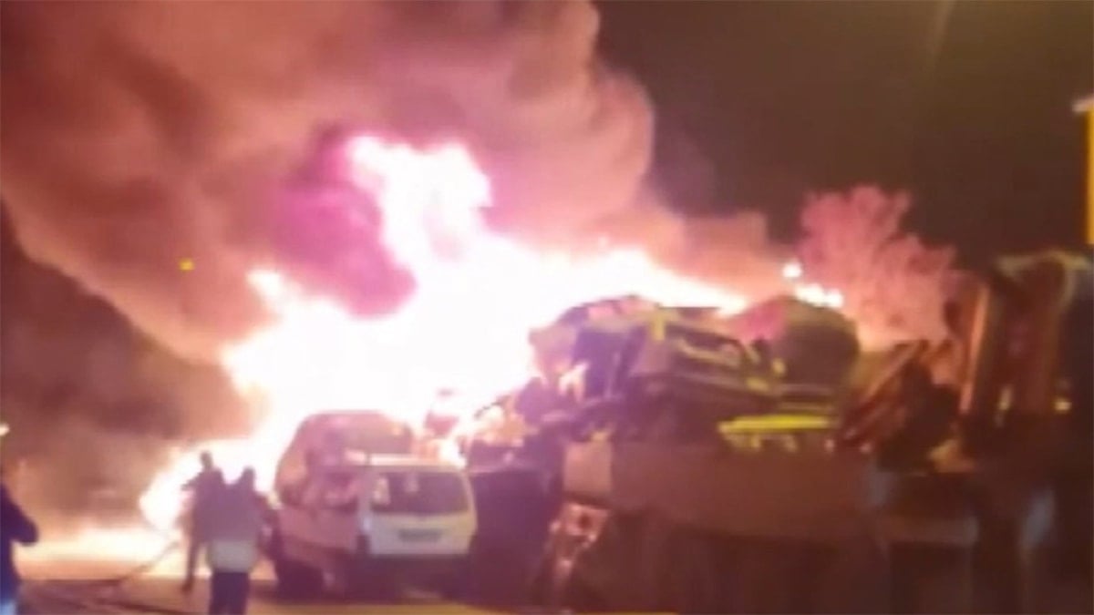 Ankara'da yangın! 100 araçtan geriye demir yığını kaldı