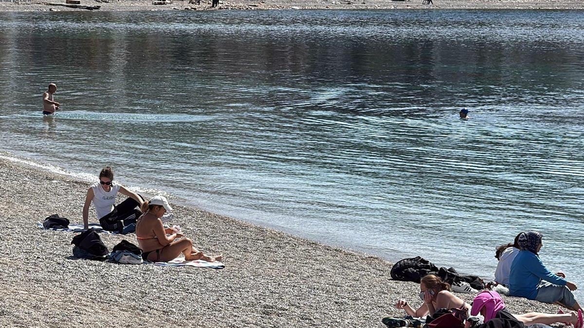 Görüntüler Türkiye'den... Bayramda plajın tadını çıkardılar