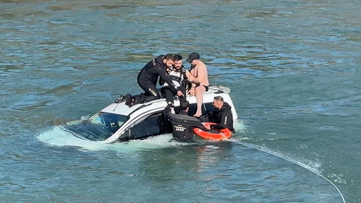 Araçla köprüden baraja düştü, 30 metre sürüklendi! Hayatta kaldı...