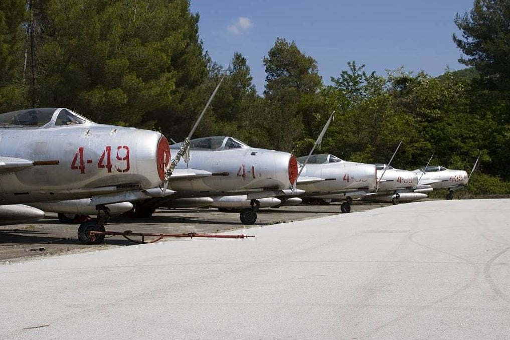 "Zombi filosu" ada ülkesinin etrafını konuşlandırıldı! Eski harp uçaklarını dönüştürdüler