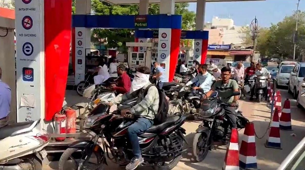 Dünyanın en kalabalık ülkesinin 1 aylık yakıt rezervi kaldı! Halk duyunca sokağa döküldü