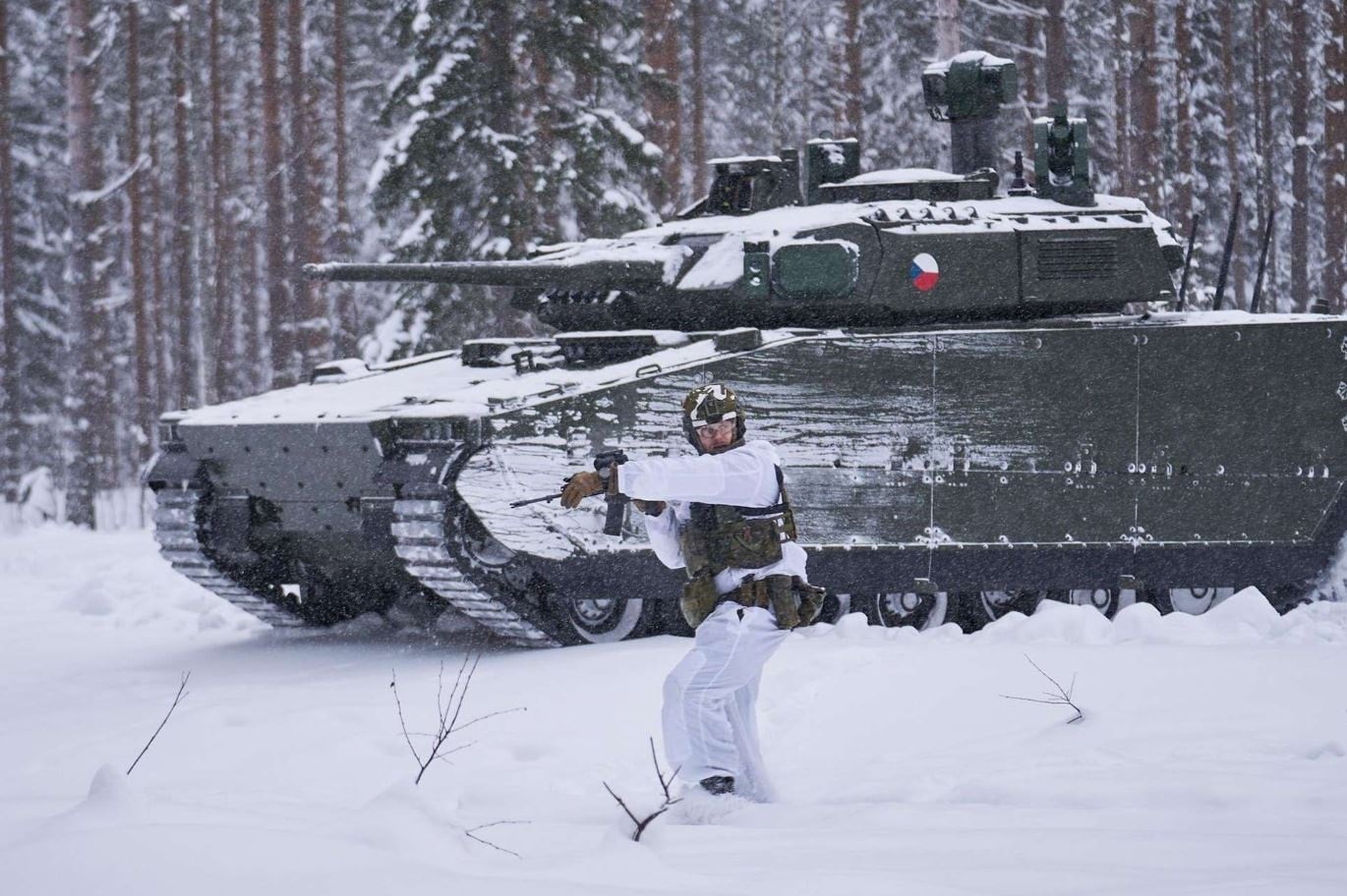 Sovyetlerden kalma tankları 38 tonluk araçlarla değiştirdiler