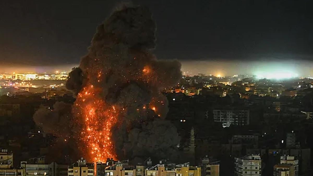 İran füzesinin parçalarının Tel Aviv çevresinde çok sayıda bölgeye isabeti sonucu 3 kişi yaralandı