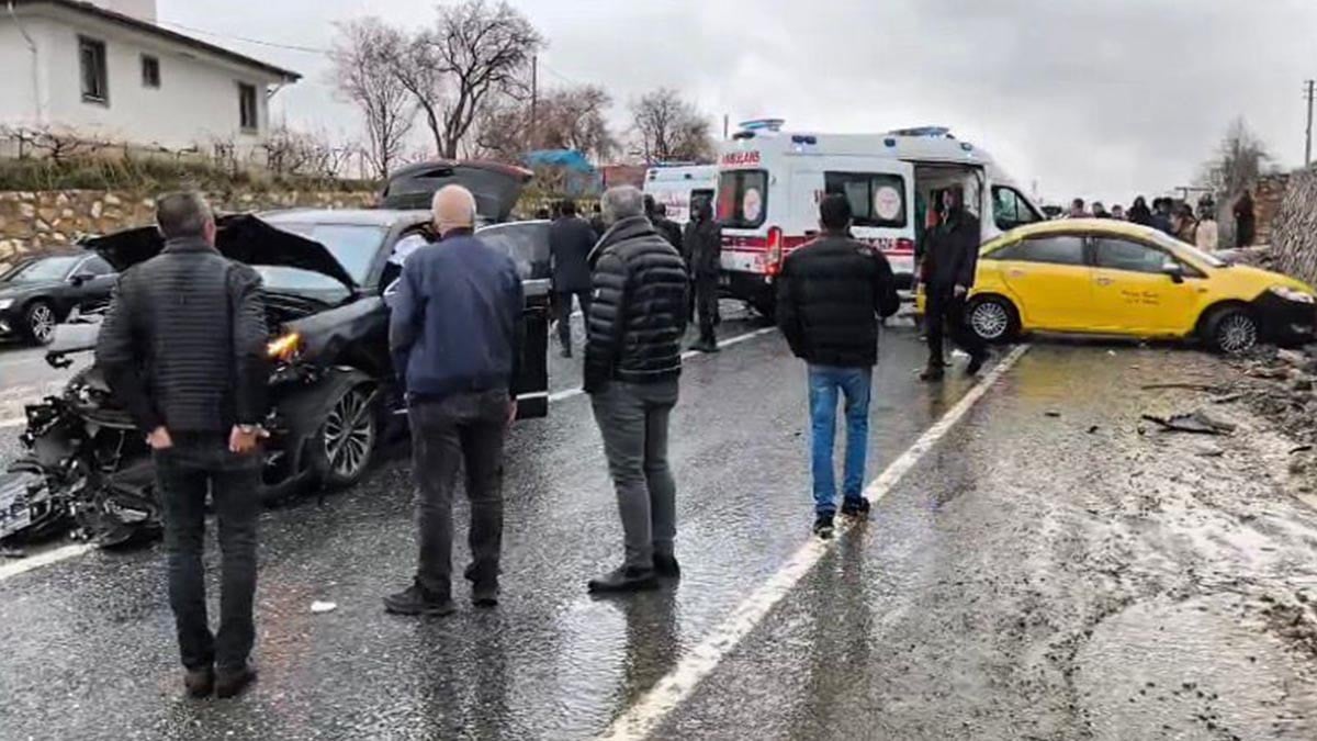 AKP konvoyu kaza yaptı, 2 kişi yaralandı