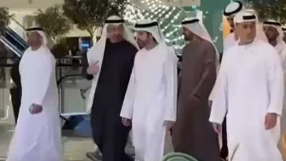 Füzeler yağarken AVM gezdi