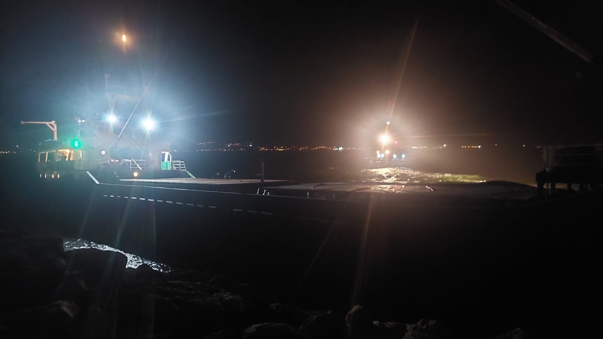 Dev gemi kayalıklara saplandı! Ekipler bölgeye sevk edildi