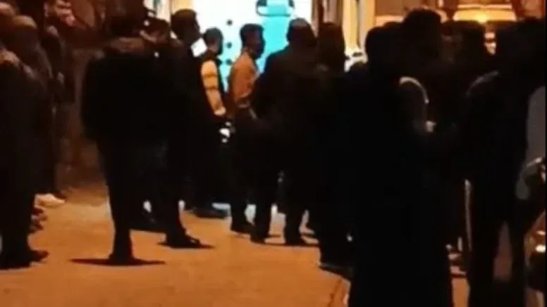 Annesini aldattığını iddia ettiği babasını öldüren genç kız tutuklandı