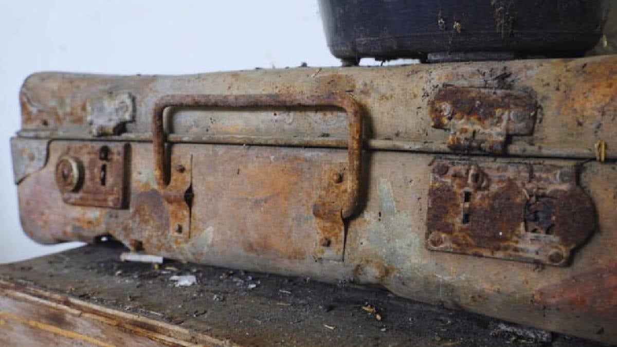 Banka kasasında unutulan 100 yıllık bavulda servet çıktı