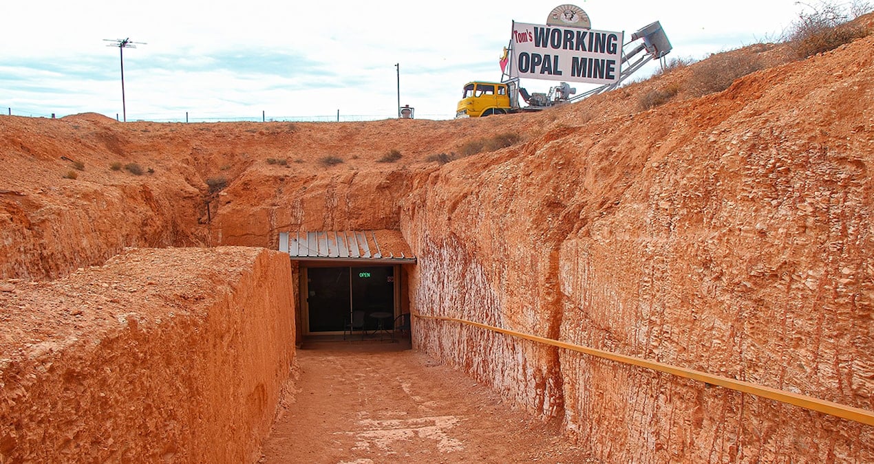 Bu kasabada kimse yeryüzünde yaşamıyor: Evlerini kazarken milyoner oluyorlar